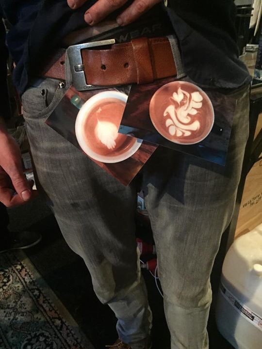 Kijk hem glimmen met zijn mini!!Harry Breugom uit Amsterdam, winnaar latte-art wedstrijd tijdens het <a href="/AmsCoffeeFest/">The Amsterdam Coffee Festival</a>
