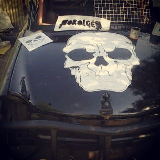 oldcar_photo's tweet photo. #skull #death #trabant #roncs #roncsderby #stockcarracing #car #oldcar #art #pokolgép #painting #fun #carpaint #car… https://t.co/f1JpGXFTIl