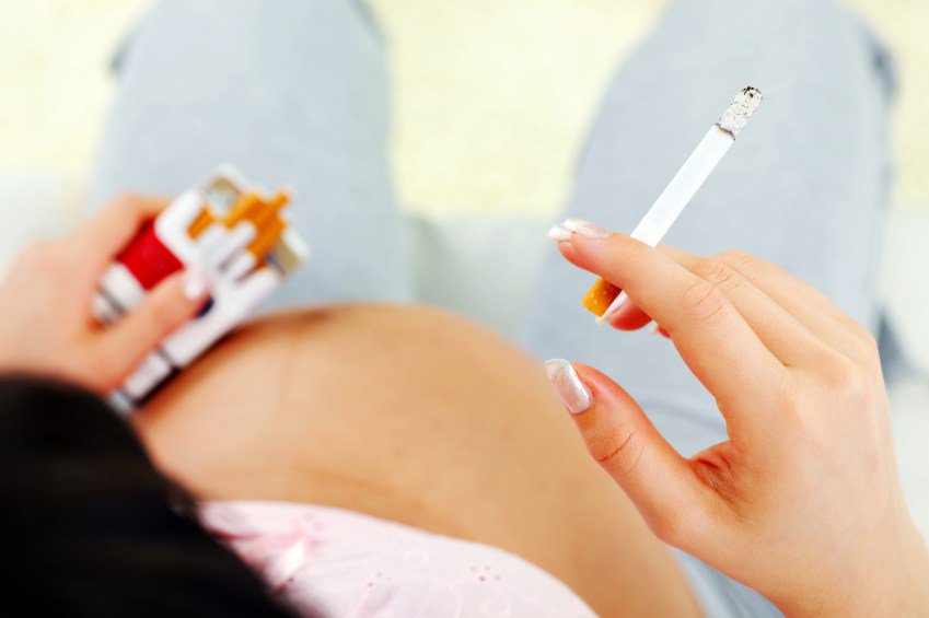 Fumare durante la gravidanza altera chimicamente il DNA del feto. In Francia gli Ospedali pagano le mamme che vogliono smettere