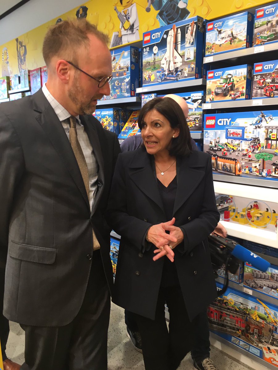 ParisGuinguette's tweet photo. .@Anne_Hidalgo au #LegoStoreParis avec le CEO @LEGO_Group @Paris https://t.co/GsSfSy8TZ9