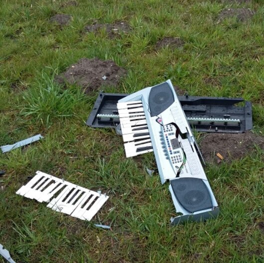 CrescendoStwijk's tweet photo. Misschien is een blaasinstrument wél iets voor je? (berm Ruxveenseweg) https://t.co/A7NTwoFB3g
