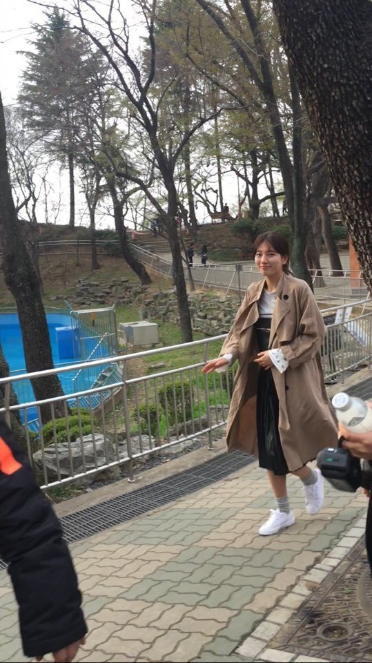 Netizen berbagi foto miss A Suzy &amp; Kim Woo Bin yang tengah syuting drama terbaru KBS 'Uncontrollaby Fond'  #1