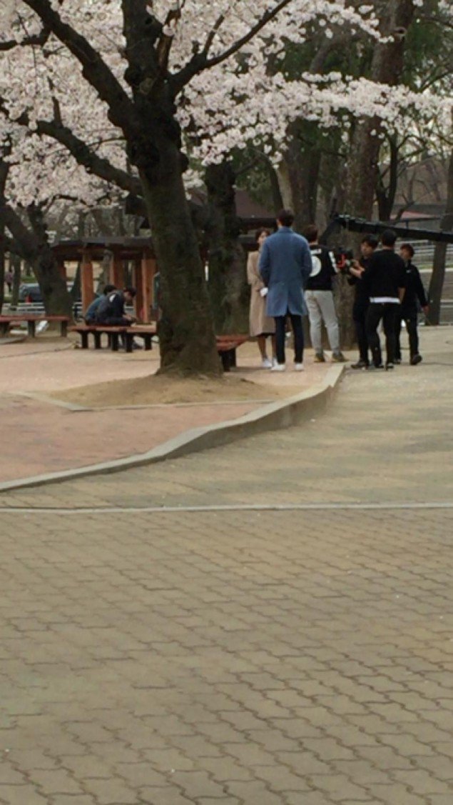 _PosMenfess's tweet photo. Netizen berbagi foto miss A Suzy &amp; Kim Woo Bin yang tengah syuting drama terbaru KBS 'Uncontrollaby Fond' #2 https://t.co/1KWo1lKCLZ