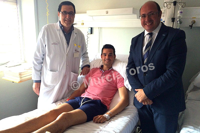 MurciaToros's tweet photo. @PedroAntonio_RM visita a @AntonioPuerta_ en el hospital https://t.co/ai0IhqLFou https://t.co/7LOd8HrUXk
