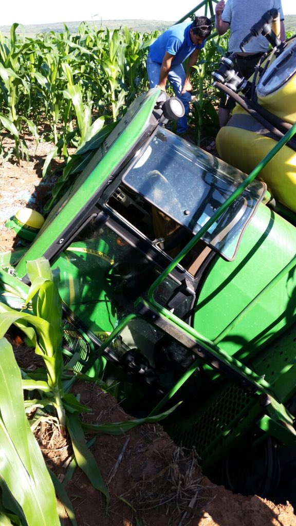 Ron_Elo_Haase's tweet photo. #BadDayAtWork in #Brazil. Guess nobody mentioned there was a hole in the #corn field!
#Plant16
#Milho
@maxarmstrong https://t.co/h3KHSae3v3