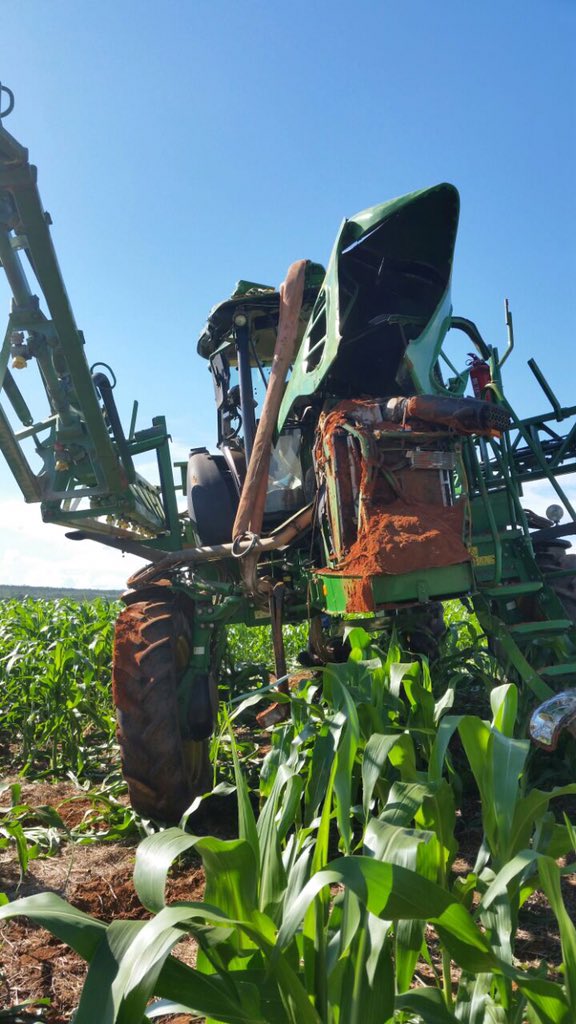 Ron_Elo_Haase's tweet photo. #BadDayAtWork in #Brazil. Guess nobody mentioned there was a hole in the #corn field!
#Plant16
#Milho
@maxarmstrong https://t.co/h3KHSae3v3