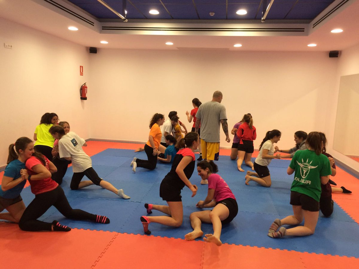 Ayer el femenino tuvo sesión especial de técnica de #placaje y #ruck ¡¡Enormes ciervas!! <a href="/odonoghuescor/">odonoghuescor</a> <a href="/Open_Arena/">Open Arena</a>