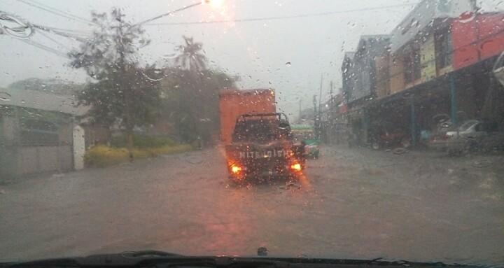 awie__yang's tweet photo. @PRFMnews @infobandung. Palasari moh toha banjir . Banyak angkot yang mogok https://t.co/cldOEs9egp