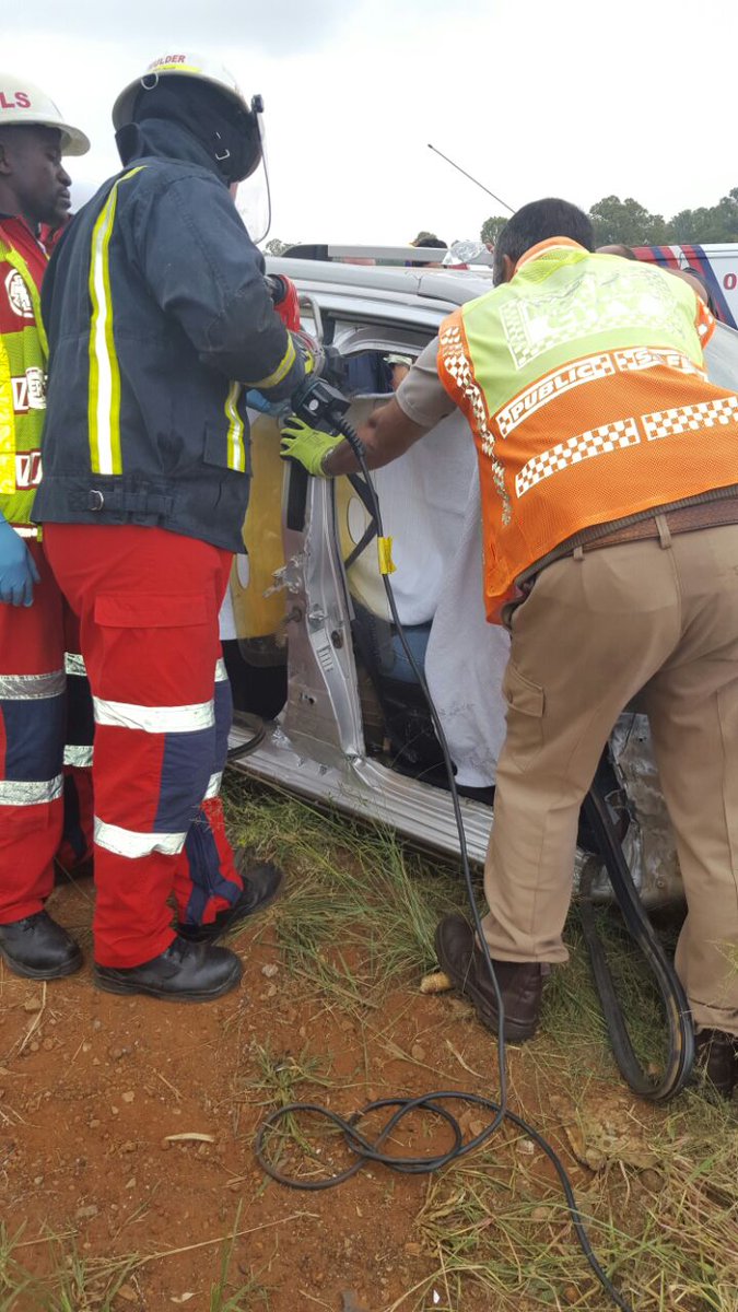 GPSmedic's tweet photo. @ER24EMS rescue team in action #R24 collision @ER24ResQ1 #LMVR https://t.co/pyfTyWcjU4