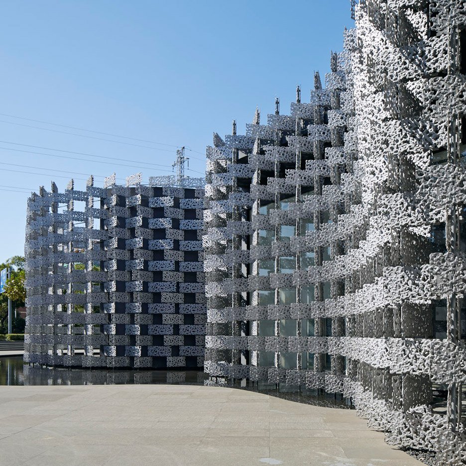 Kengo Kuma clads "amoeba-shaped" art centre in porous aluminium panels: dezeen.com/2016/04/05/wux… #architecture