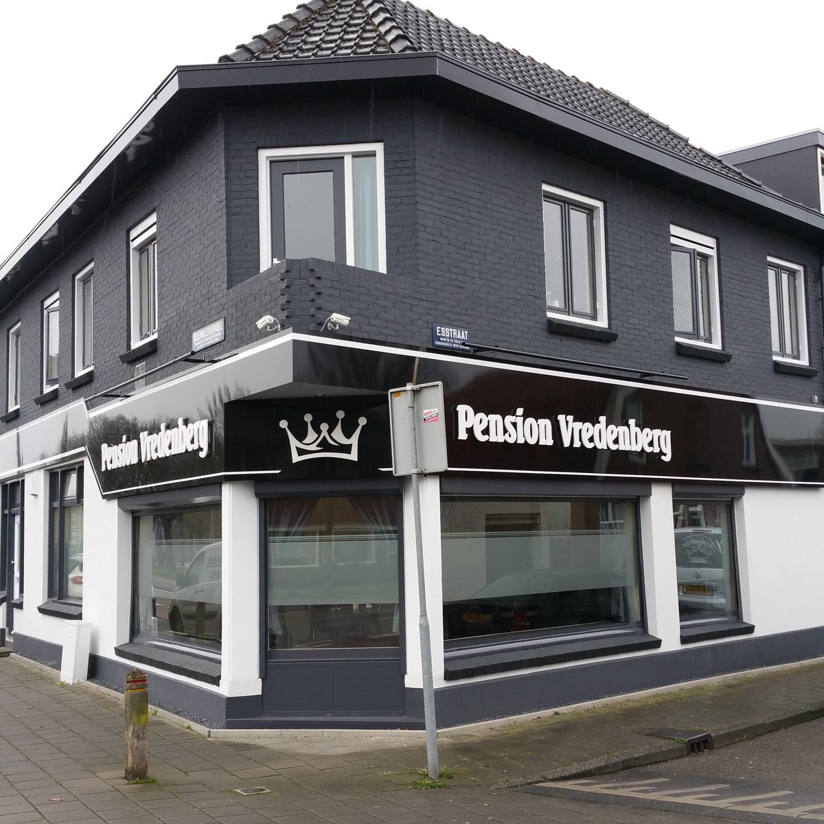 B_Visschedijk's tweet photo. Bezoek #pension #vredenberg #enschede . Bijpraten met beheerder #wijkagent #politie https://t.co/bSh0BbfVBt