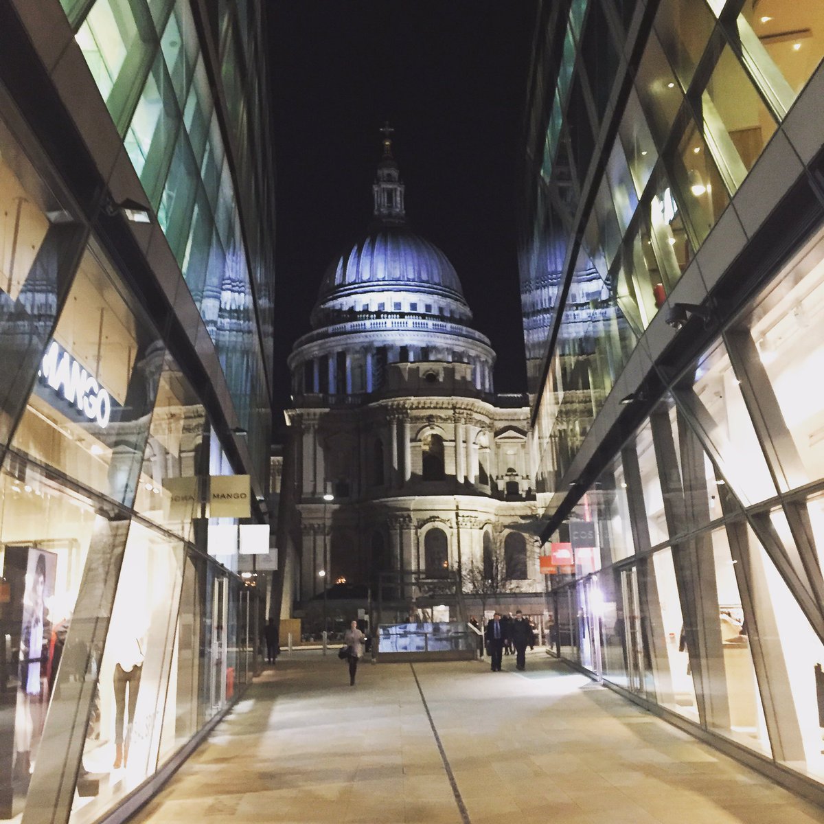 ChloefHoward's tweet photo. #londonin4 @visitlondon for #TravelTuesday 😊 https://t.co/5ZXRV8E3F1