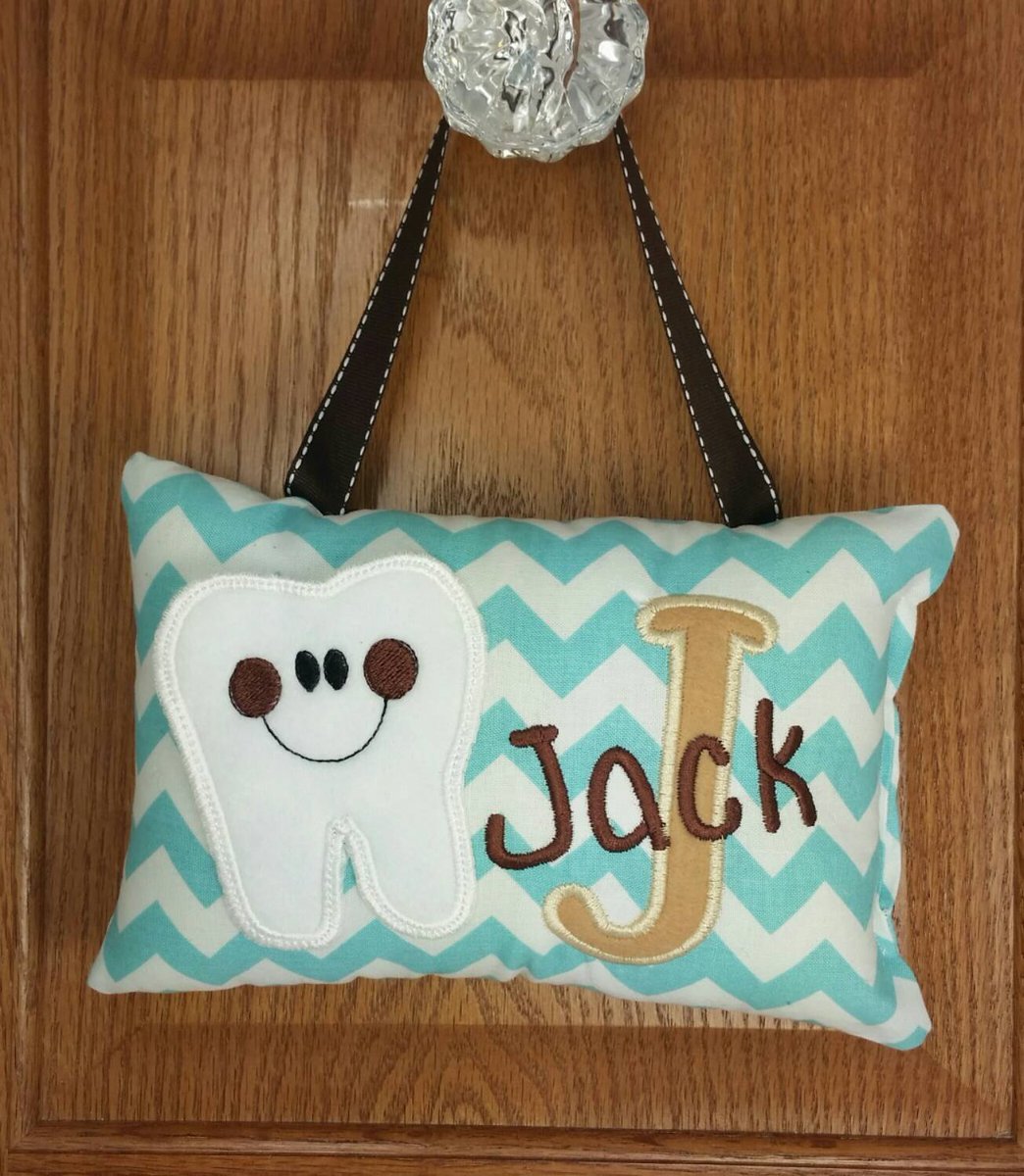 _FabuMimi's tweet photo. Tooth fairy pillow, blue and white chevron, door hanger, bed post hanger… https://t.co/3XXss4vsRs #Etsy #ToothPillow https://t.co/BtBRyMUbEy