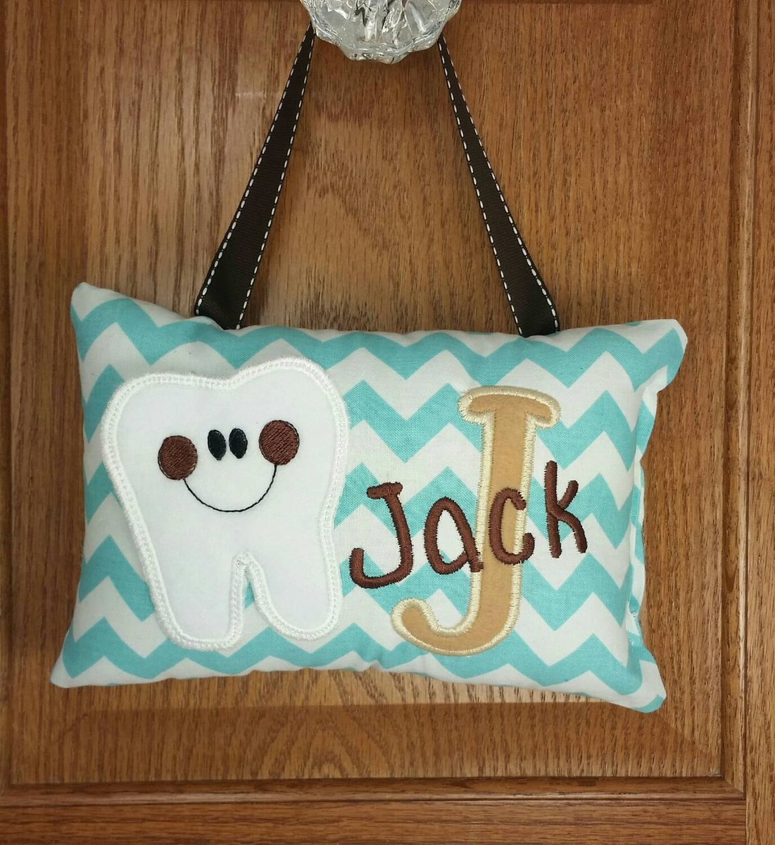 _FabuMimi's tweet photo. Tooth fairy pillow, blue and white chevron, door hanger, bed post hanger… https://t.co/3XXss4vsRs #Etsy #ToothPillow https://t.co/BtBRyMUbEy