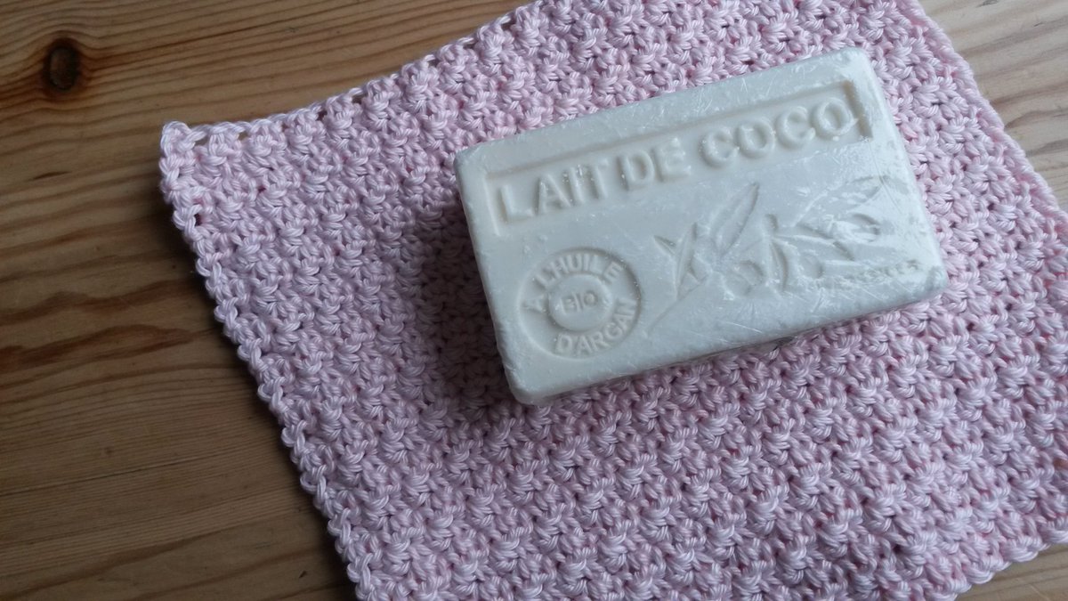soapsocksandso's tweet photo. #30dagenchallenge een washcloth of soapsock a day. Deze was eigenlijk voor gister. 😆 mooi zacht roze, een dotje https://t.co/E40xyELZat