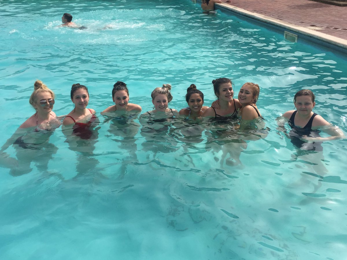 TSLA_PE's tweet image. Fun in the pool after a hard training session for the girls! 🏊🏼