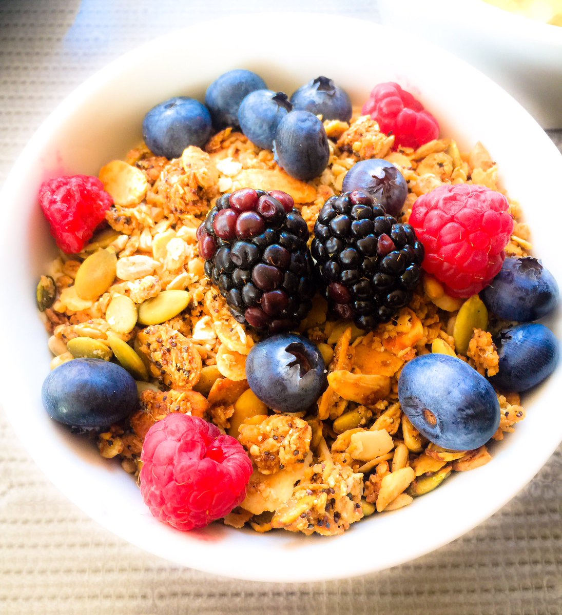 jellymalin's tweet photo. Delicious breakfast @yorkandalbany this morning. Vanilla yogurt, homemade granola &amp; berries. Spring in a bowl 🌸🌷🌹🌺💐🌷 https://t.co/9g6L0UuwcA