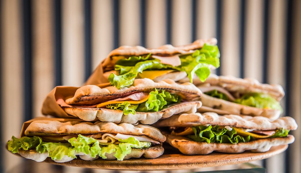 TimeOutMAD's tweet photo. Un 'take away' de comida sana que los findes abre toda la noche. ¿Conocéis @cleasmadrid?  https://t.co/tbG8atgsG9 https://t.co/E6sh6OR9Ka