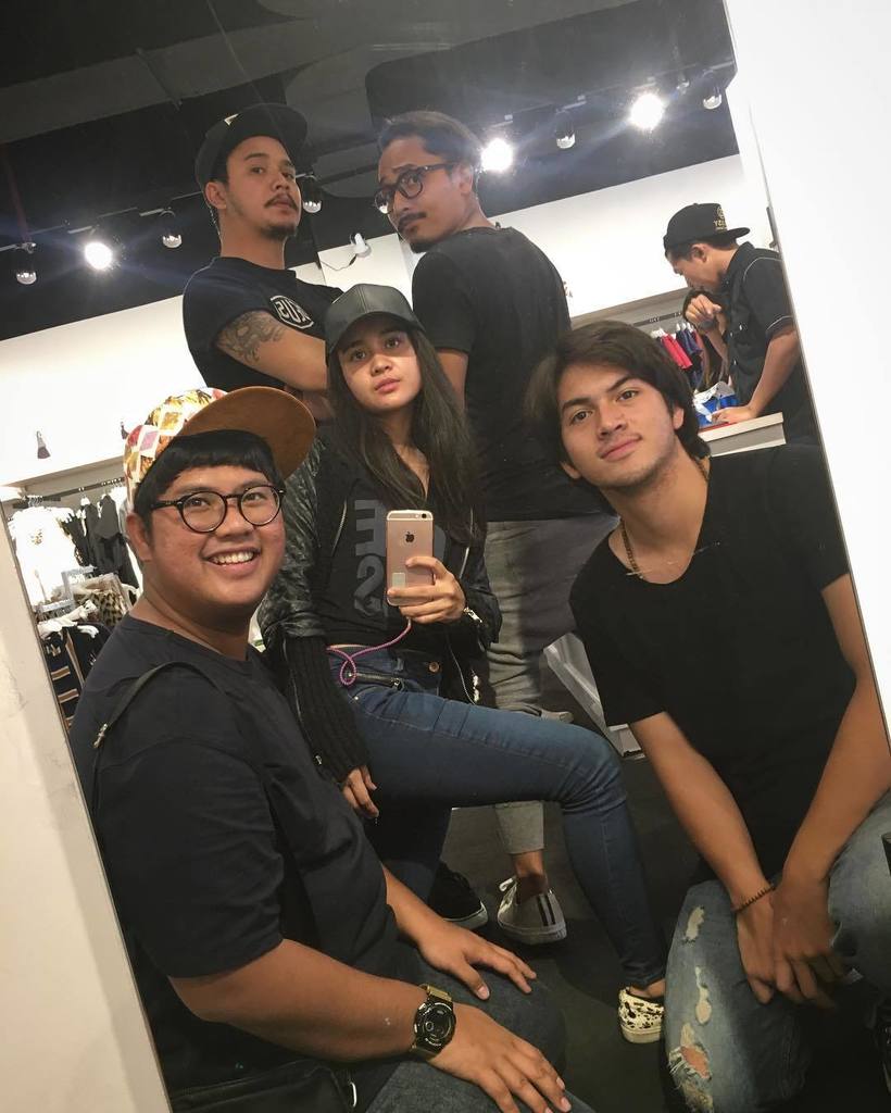 michelleziu's tweet photo. Black tuesday team #ILYfrom38000ft @rickycuaca @rizkynazar20 @derbyromero @tantaginting @i… https://t.co/udamdKlZO7 https://t.co/ablmzKqInJ
