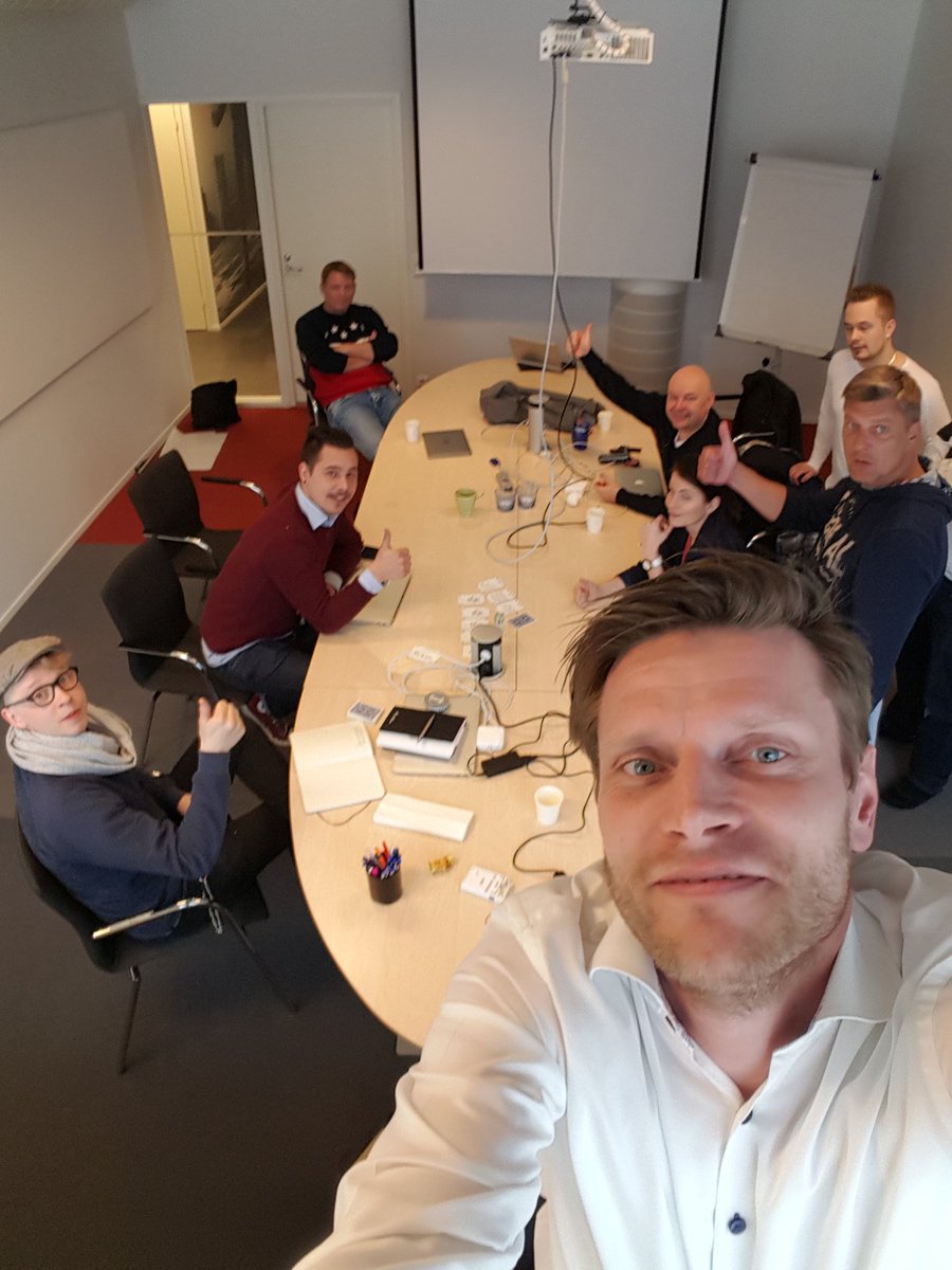 tuomasjoensuu's tweet photo. @JussiGalla peluuttaa @Leijonaliiga  testipeliä @SalesHowFi johtoryhmälle. #pelinavulla #galliwashere https://t.co/vOuIi1bJG9