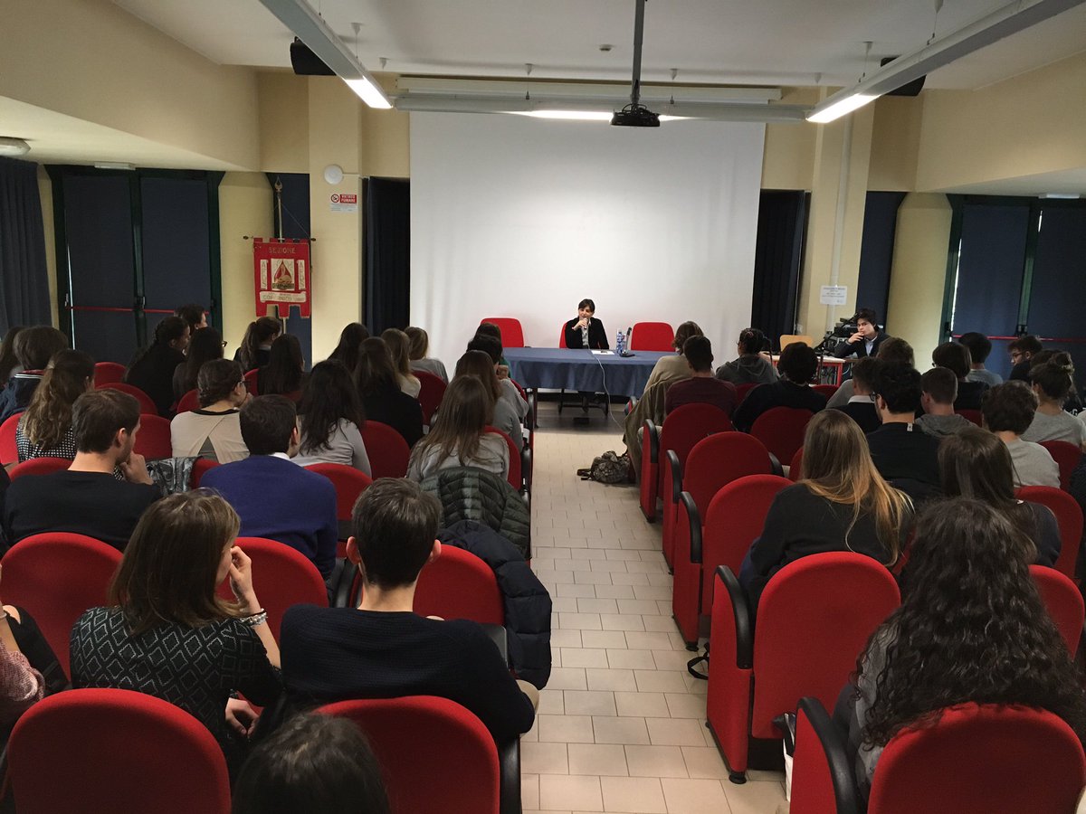 serracchiani's tweet photo. Con gli studenti del Liceo #Copernico di #Udine, dialogo serio e fitto sull'attualità regionale e nazionale https://t.co/UUASOeJmwN