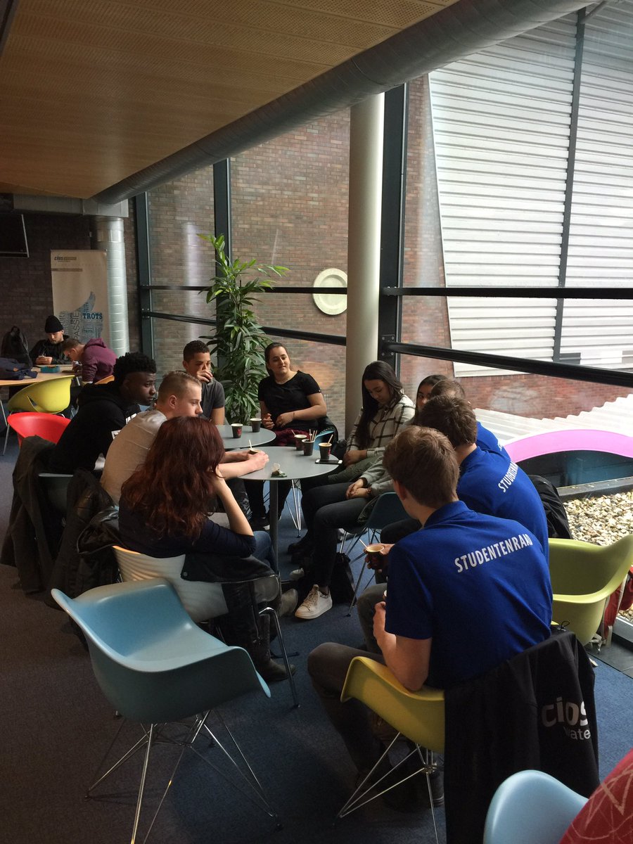 Vorselman's tweet image. De @StudentenraadZO is goed aangekomen @SRCIOS @CIOSHvnLwdn #kennismaken en kennisdelen #topdag #ditismbo