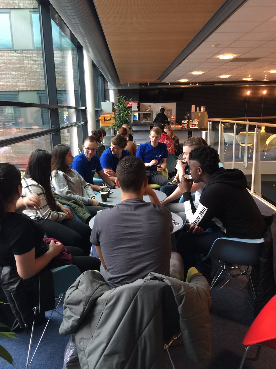 Vorselman's tweet image. De @StudentenraadZO is goed aangekomen @SRCIOS @CIOSHvnLwdn #kennismaken en kennisdelen #topdag #ditismbo