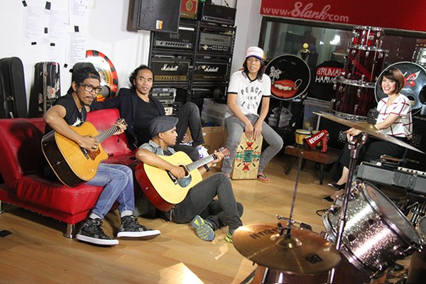 slankdotcom's tweet photo. #ApaYangTerjadi? Siang tadi, Slank (minus Abdee) shooting buat program Maestro Indonesia Rtv! Nantikan penayangannya https://t.co/Lp9kwWPj1T