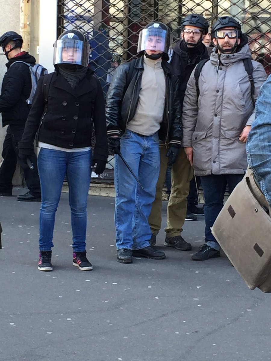 Kalidoo's tweet photo. Les policiers en "civil"  @mediapart 
#LoiTravail #LoiTravailNonMerci https://t.co/xwan052Cka