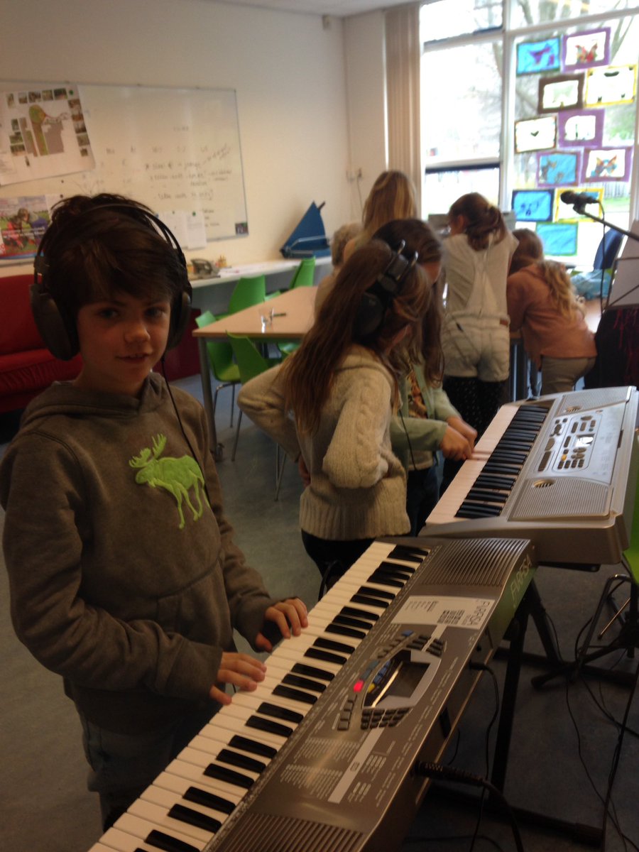 schoolWesp's tweet photo. Er wordt muziek gemaakt en er worden teksten geschreven en straks gezongen door de zesdejaars deze week. #jamhub https://t.co/ZdH6HZhZQ2