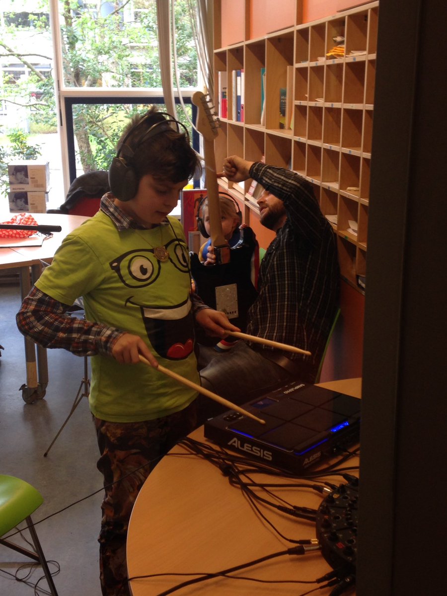 schoolWesp's tweet photo. Er wordt muziek gemaakt en er worden teksten geschreven en straks gezongen door de zesdejaars deze week. #jamhub https://t.co/ZdH6HZhZQ2