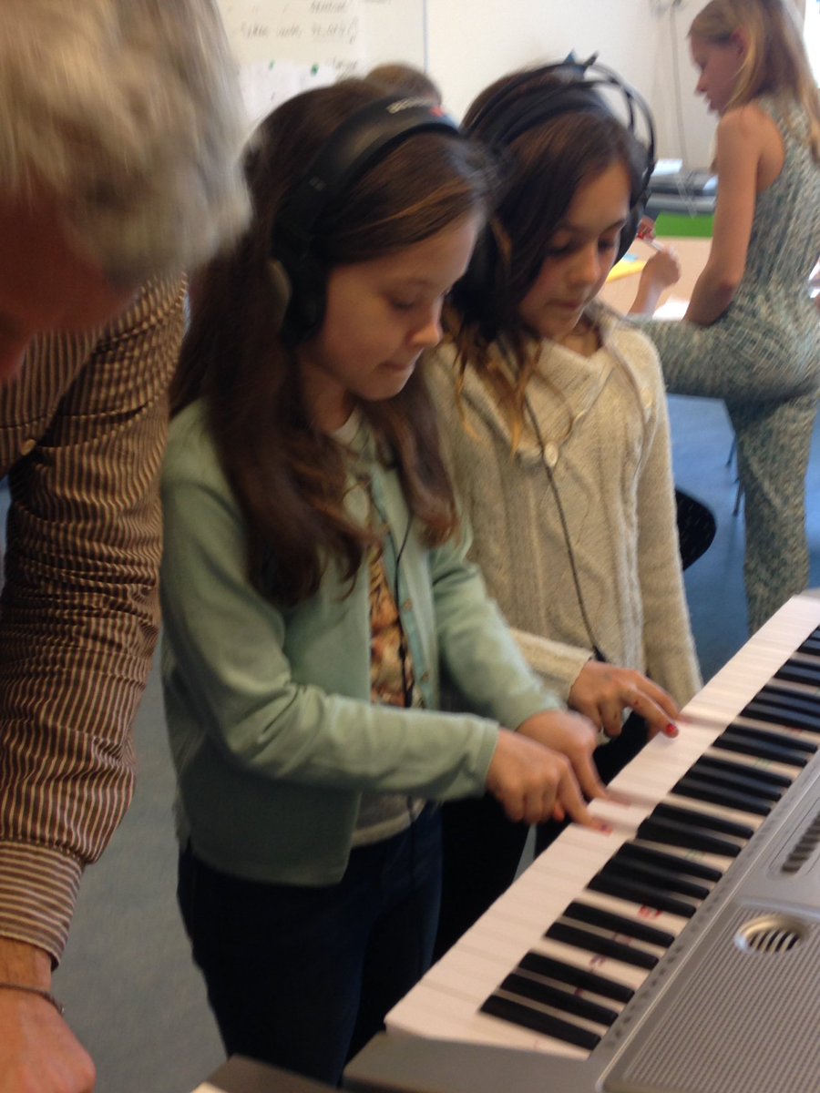 schoolWesp's tweet photo. Er wordt muziek gemaakt en er worden teksten geschreven en straks gezongen door de zesdejaars deze week. #jamhub https://t.co/ZdH6HZhZQ2