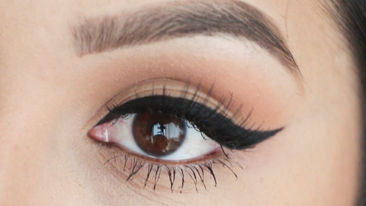 RoohiLove's tweet photo. #SimpleLittleJoys getting the perfect wing eyeliner in the first attempt.. #herproblems #ladyissues https://t.co/ECnjU9rRBF