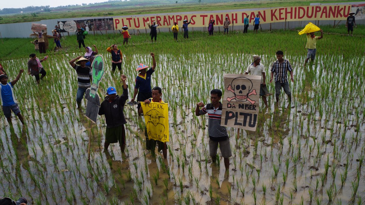 GreenpeaceID's tweet photo. Orang-orangan sawah dipasang berdampingan dengan bendera-bendera berisi pesan perlawanan warga. #SOSBatang https://t.co/UiVXsQBHDI