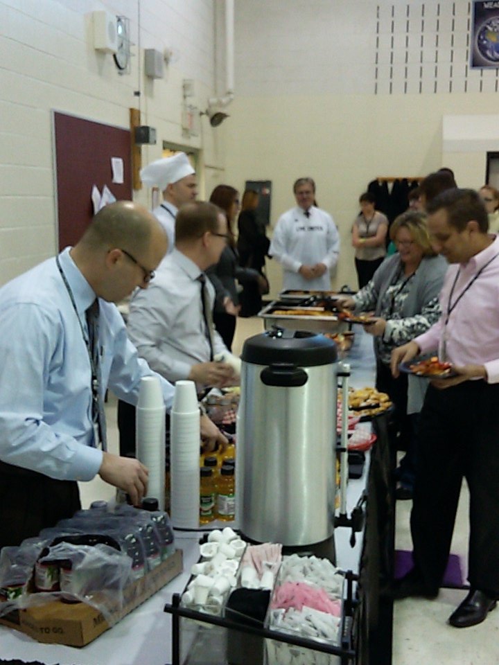 d202schools's tweet photo. @Dist202_Supt, administration serve breakfast to #MeadowviewES for United Way https://t.co/zXjMzti1D1
