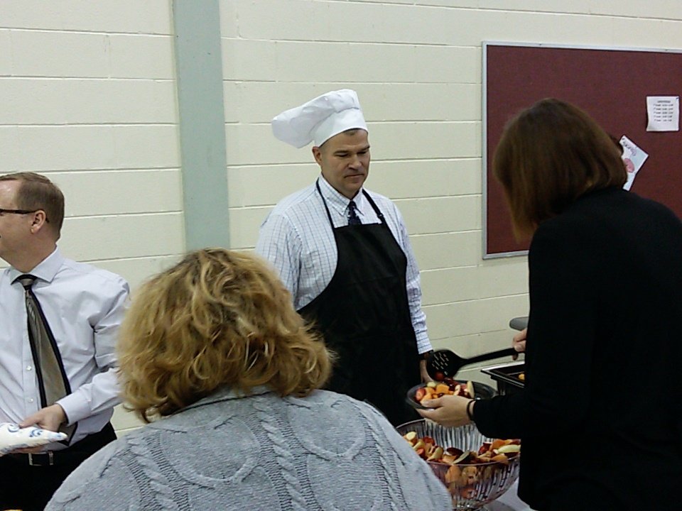 d202schools's tweet photo. @Dist202_Supt, administration serve breakfast to #MeadowviewES for United Way https://t.co/zXjMzti1D1