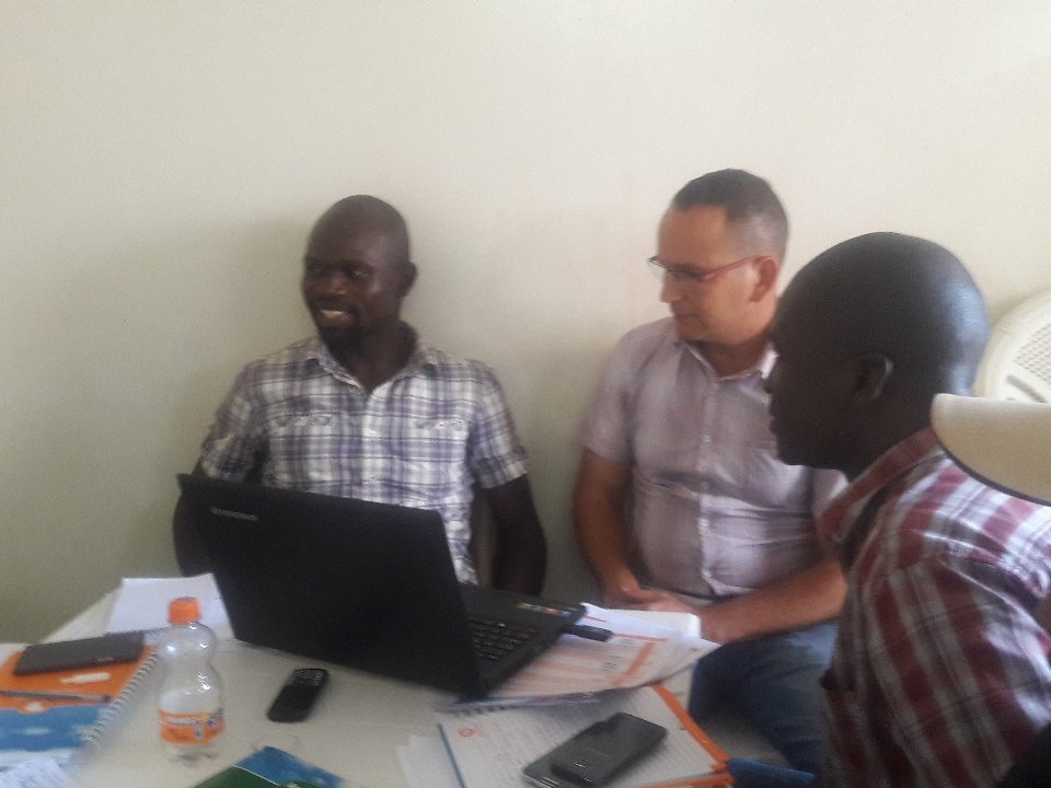 Nitzan Bauer of <a href="/amiran_kenya/">Amiran Kenya</a> guiding gp1&amp;gp2 on formation of spray programmes @yariv_kedar <a href="/GiladMillo/">GILAD</a> <a href="/OKarplus/">Omry Karplus</a>