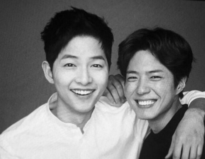 soompi's tweet photo. Park Bo Gum and Song Joong Ki Are Adorably Bromantic
https://t.co/uyHkoaloHh https://t.co/Ce6wE0YZVc