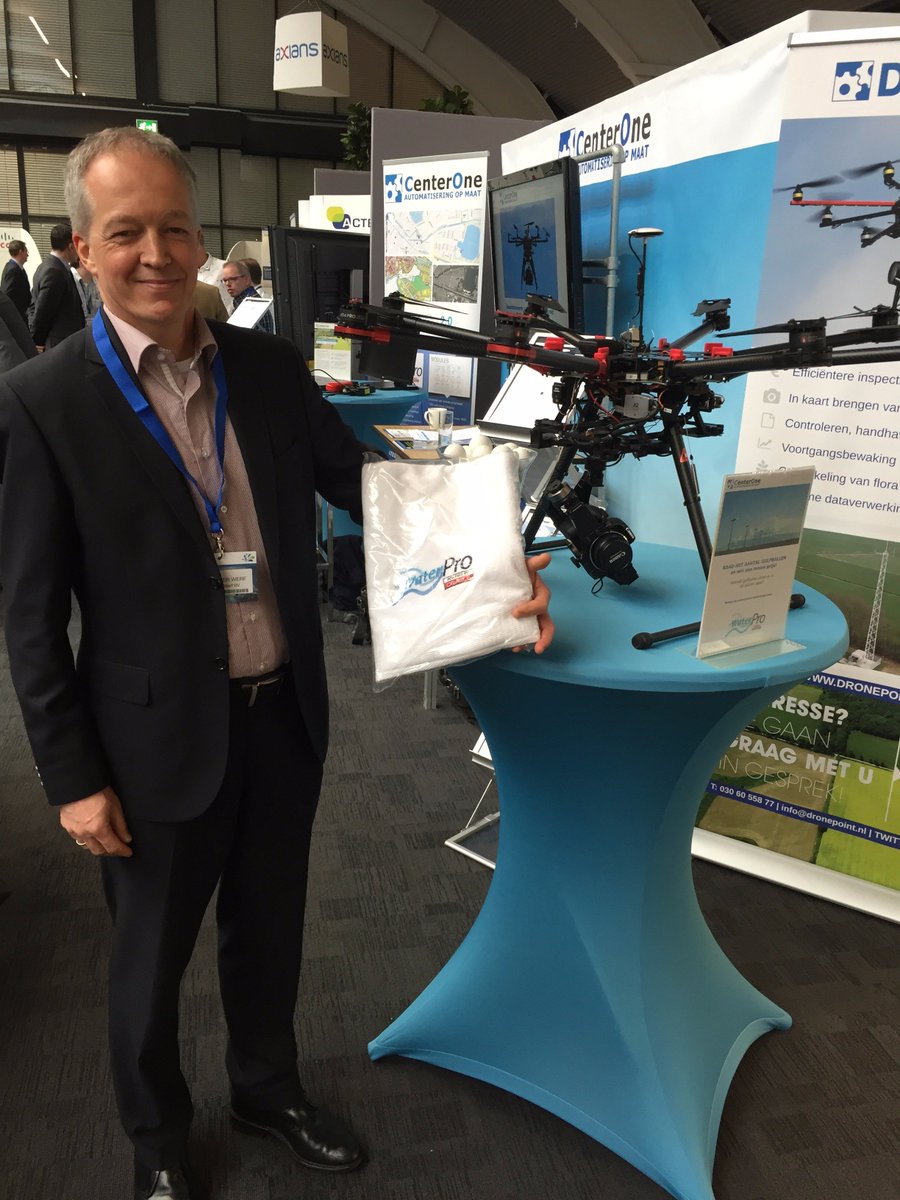 De gelukkige winnaar van de prijsvraag op de <a href="/Waterinfodag/">Waterinfodag</a> 31 maart 2016. #DronePoint #WaterPro