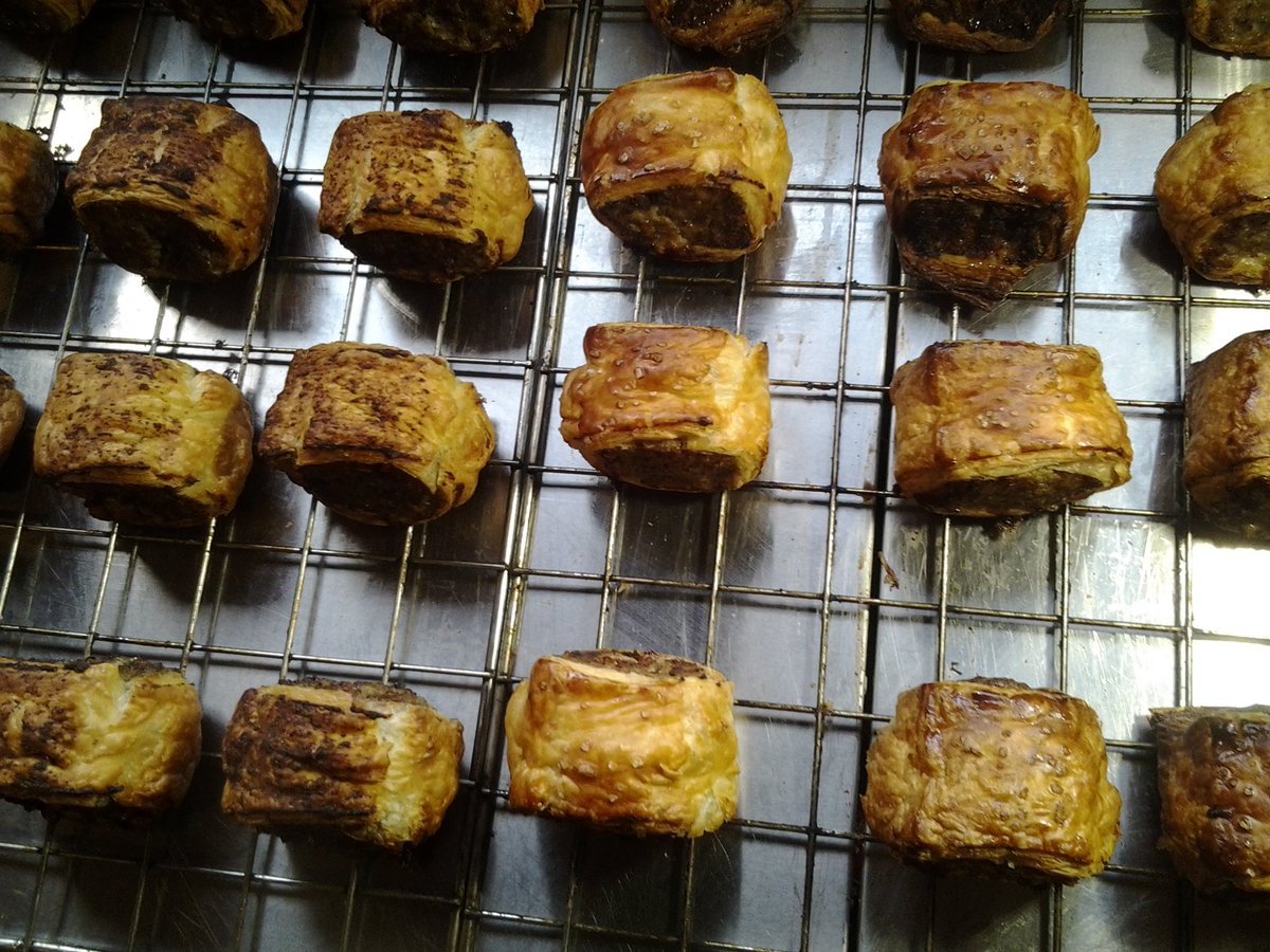 MrSausageRoyale's tweet photo. 'Date Breaker' &amp; 'Olde English' fresh out of the oven and arriving soon to @oneinnthewood @fleur_dethe #wildgarlic https://t.co/WgKBNFnUBr