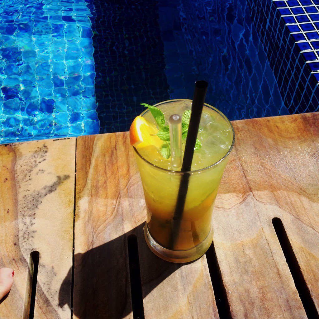 _MariaMadison_'s tweet image. Hot weather=cocktail time! #hot #hotweather #coctails #mojito #abudhabi #pool #beach