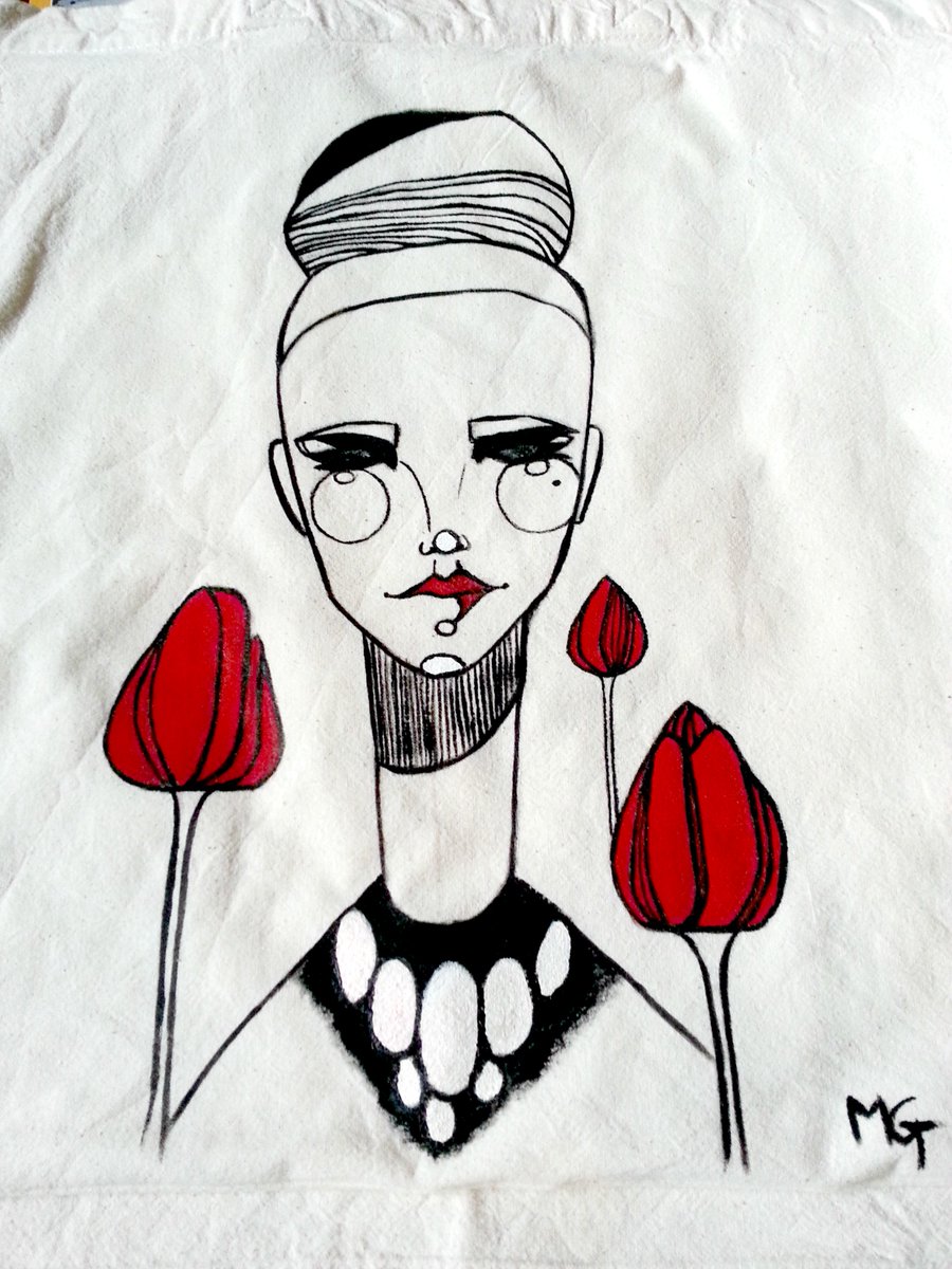 MGTdesignlab's tweet photo. Shopping bag dipinte a mano! E se vuoi essere veramente originale puoi commissionarmi la tua borsa o maglietta #art https://t.co/en7Jfwz1ZQ