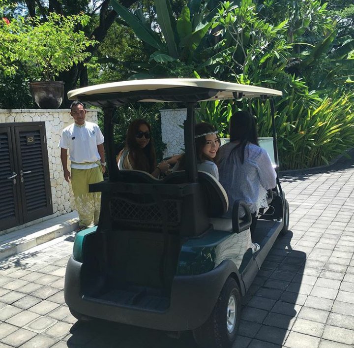 [PIC][04-04-2016]HyoYeon và Sunny khởi hành đi Bali để chụp hình cho ấn phẩm tháng 5 của tạp chí "SURE" vào sáng nay CfRf07WUsAA00Nt