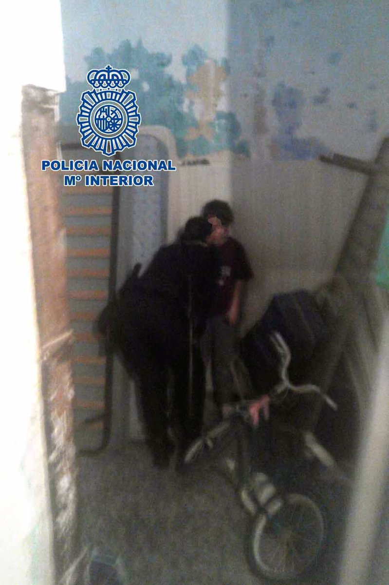 policia's tweet photo. Liberado menor encerrado por su madre en una habitación en condiciones infrahumanas #Almería https://t.co/kQT3ZO4s8z https://t.co/KF05sCyECd