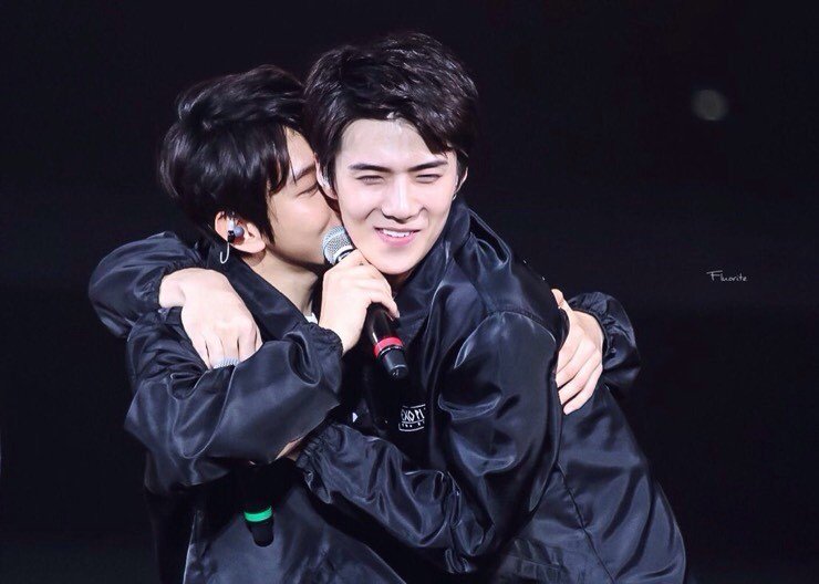 heartsharpsuho's tweet photo. 155cm짜리 꼬맹이가 30cm나 자랐어도 형들이 여전히 세훈일 애기 취급 하는 거 넘 좋지 ㅠㅠㅠㅠ 커다란 막내 귀여워하는 형들이나 귀여움 받는 세훈이나 다 너무 사랑스럽다 8ㅅ8 https://t.co/x3o2OgrzUx
