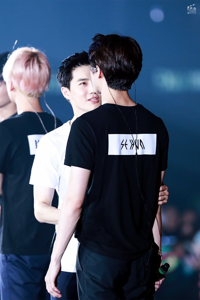 heartsharpsuho's tweet photo. 155cm짜리 꼬맹이가 30cm나 자랐어도 형들이 여전히 세훈일 애기 취급 하는 거 넘 좋지 ㅠㅠㅠㅠ 커다란 막내 귀여워하는 형들이나 귀여움 받는 세훈이나 다 너무 사랑스럽다 8ㅅ8 https://t.co/x3o2OgrzUx