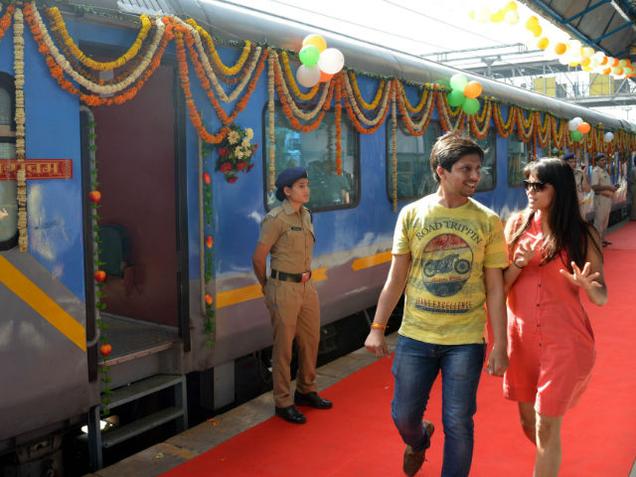 THexplains's tweet image. India's fastest train, #GatimaanExpress , covers maiden journey 
thne.ws/1SN5fhl