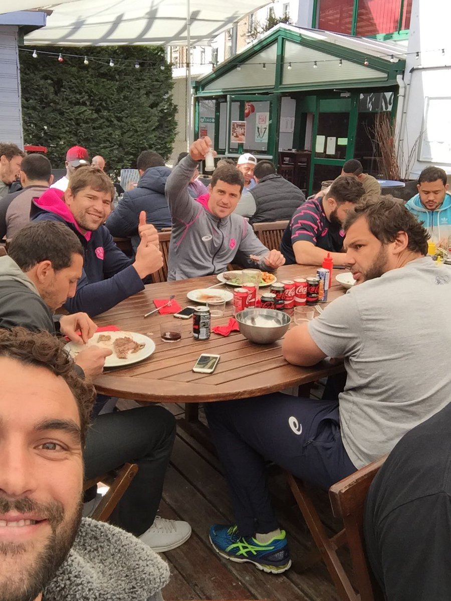 julientomas's tweet photo. Repas d équipe @autrinquet sous le soleil ☀️pour préparer le 1/4 de #ChampionsCup 👌💪 https://t.co/9qsjq7cDTs