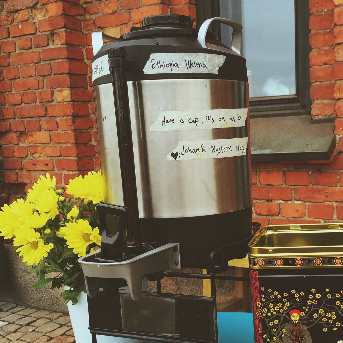 GisgesApp's tweet photo. How sweet! @JN_Oy are closed for renovations this week but keeping folks happy with free &amp; delicious coffee outside https://t.co/Ff4D62RwHC