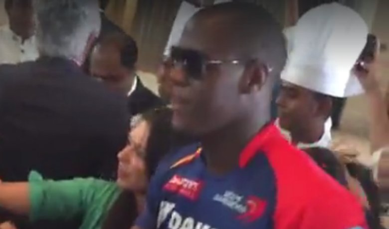 TheCriclife's tweet photo. Video: #CarlosBrathwaite got a rousing reception as he joined @DelhiDaredevils squad! #IPL9 https://t.co/fFaPa4vDmW https://t.co/Sg6kVtPkoP